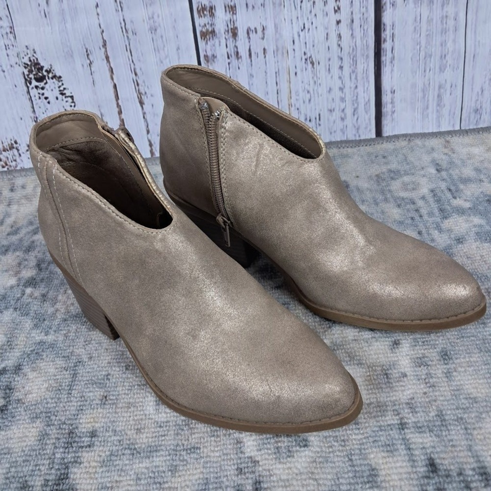 NWOT JELLYPOP 6.5 Kelly Beige Gold Glitter Ankle Booties Faux Suede Wooden Heel‎